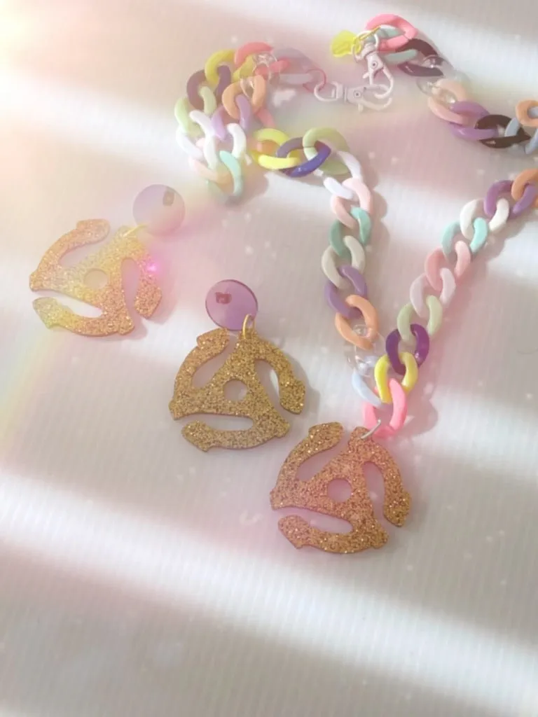 Fantastic Plastic Jumbo Gold Glitter 45 Adapter Charm Set With Multi-Color Plastic Chonky Chain