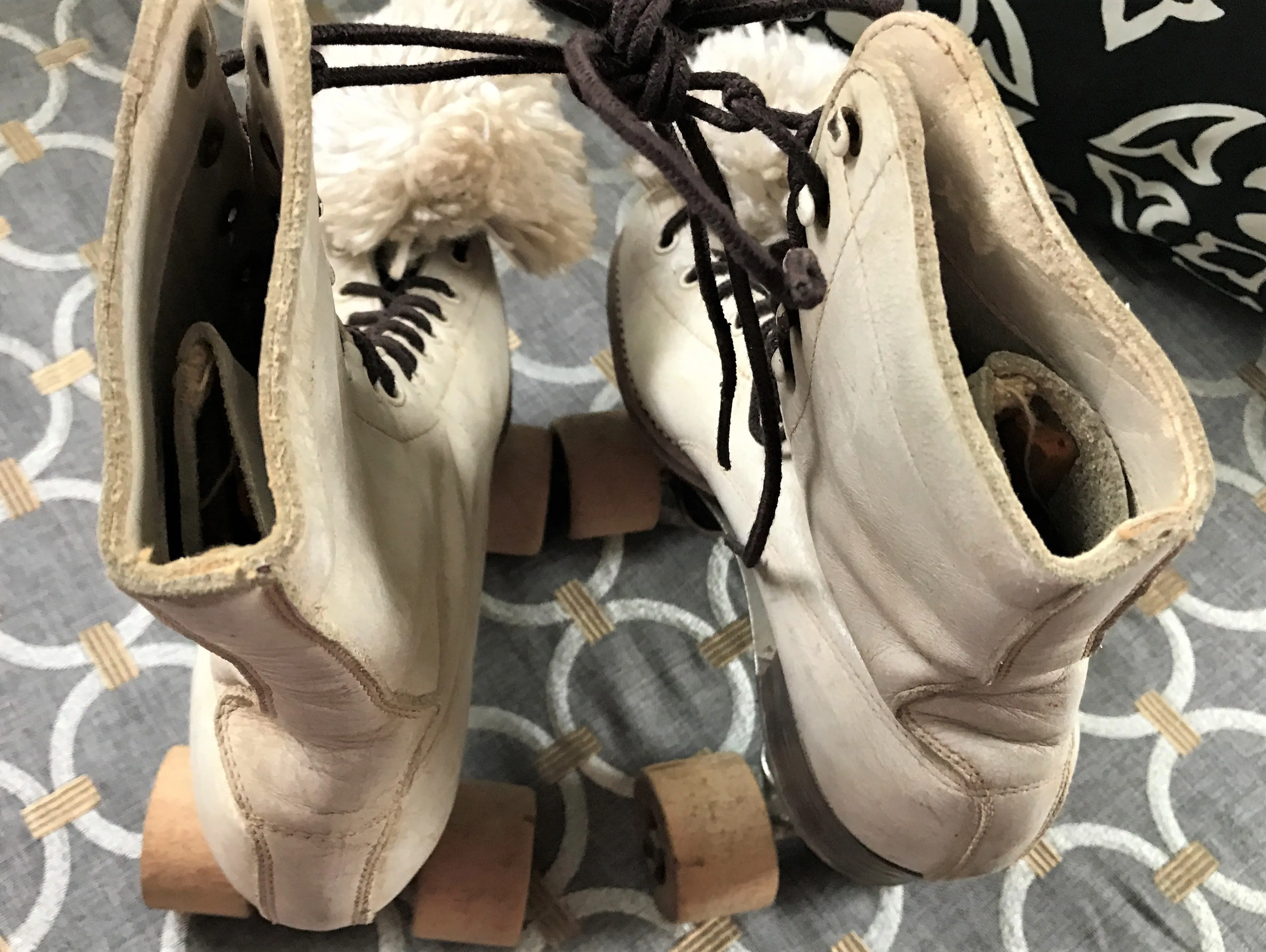 SO CHARMING! VINTAGE WOMEN'S/GIRL'S CHICAGO ROLLER SKATES WITH WOODEN WHEELS