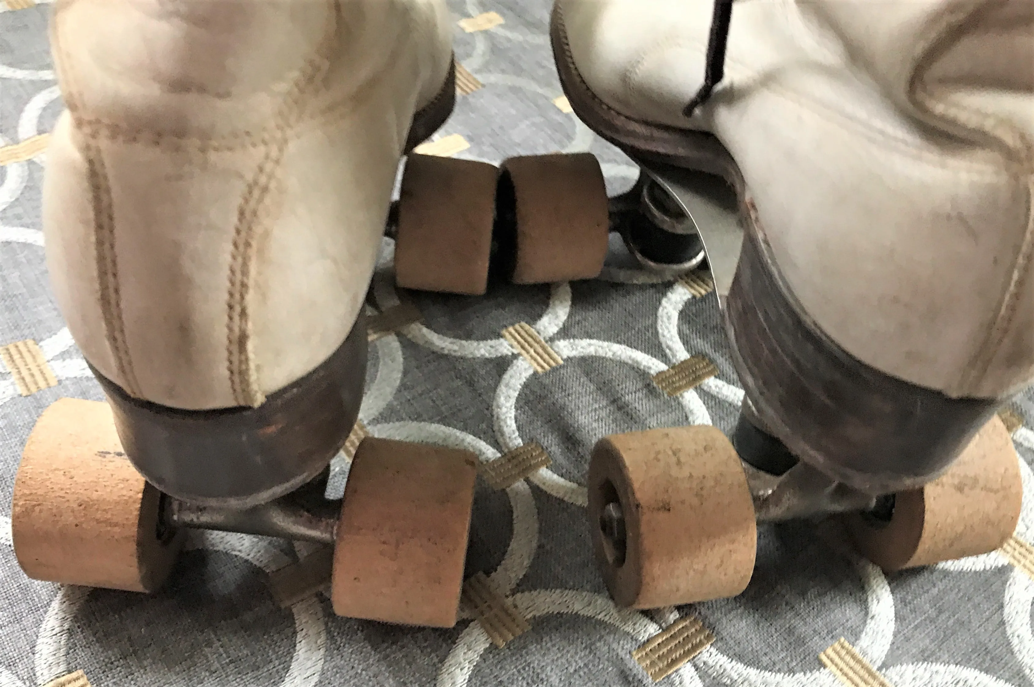 SO CHARMING! VINTAGE WOMEN'S/GIRL'S CHICAGO ROLLER SKATES WITH WOODEN WHEELS