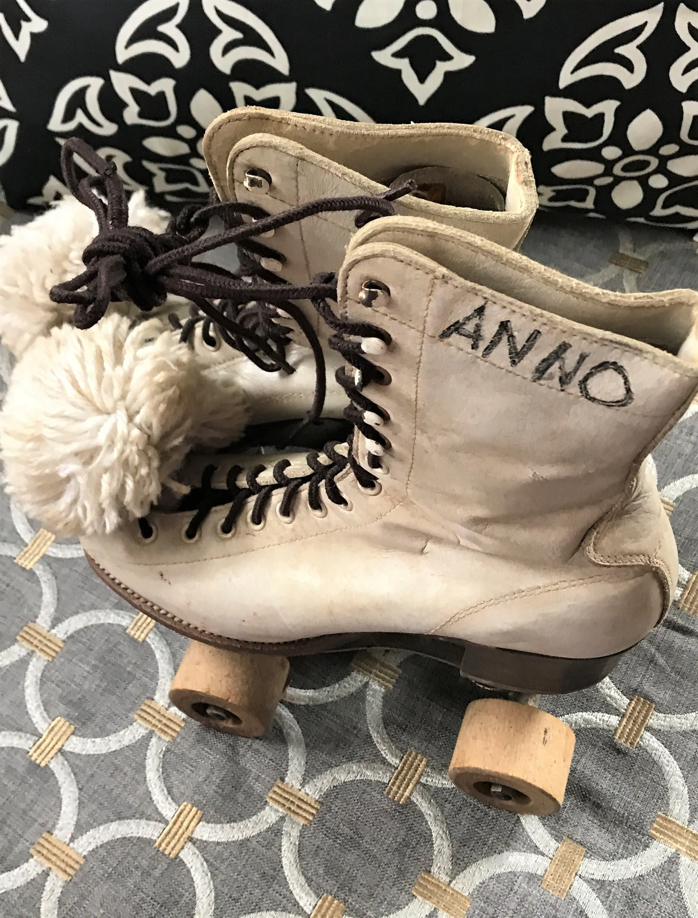 SO CHARMING! VINTAGE WOMEN'S/GIRL'S CHICAGO ROLLER SKATES WITH WOODEN WHEELS