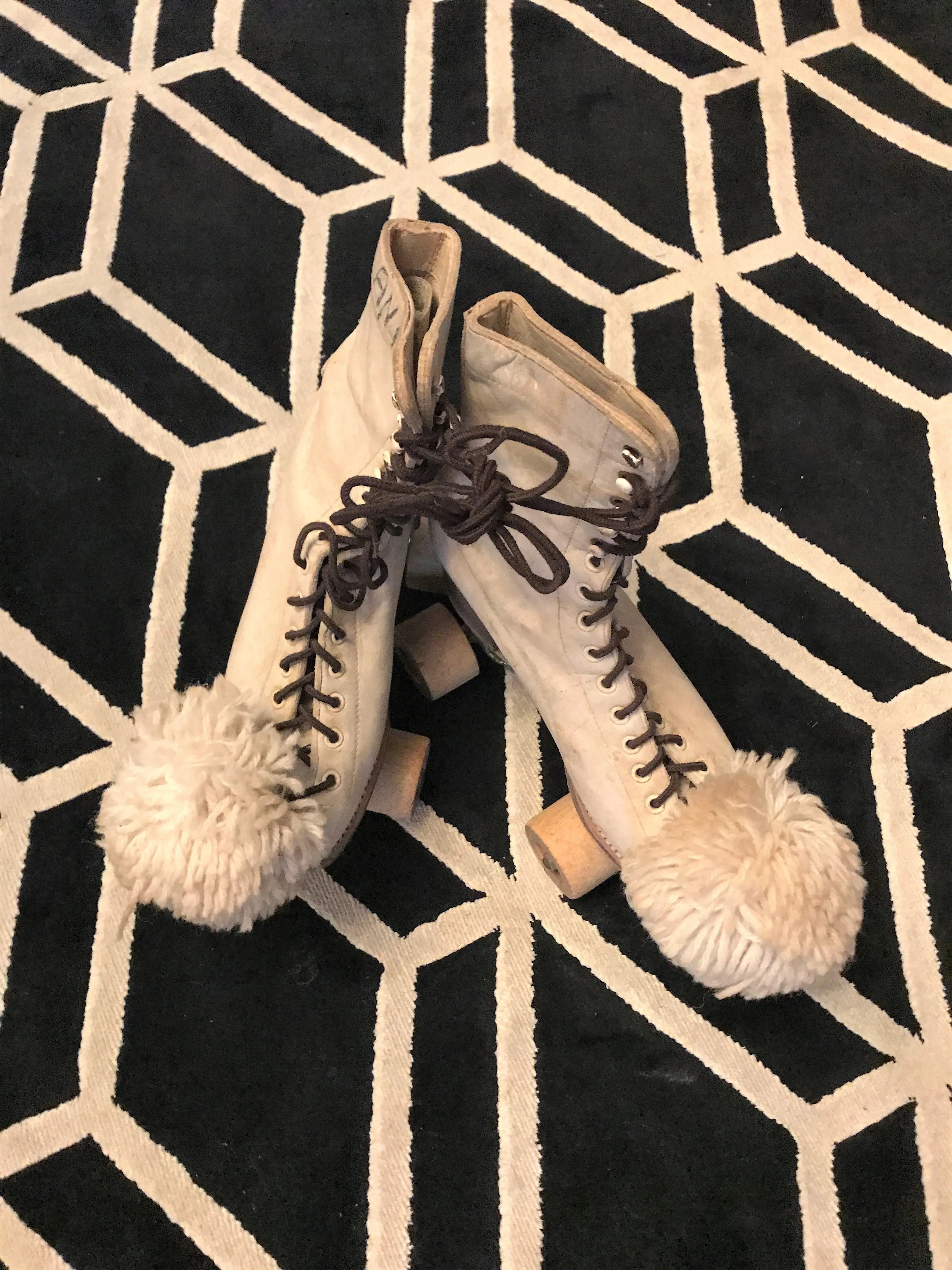 SO CHARMING! VINTAGE WOMEN'S/GIRL'S CHICAGO ROLLER SKATES WITH WOODEN WHEELS