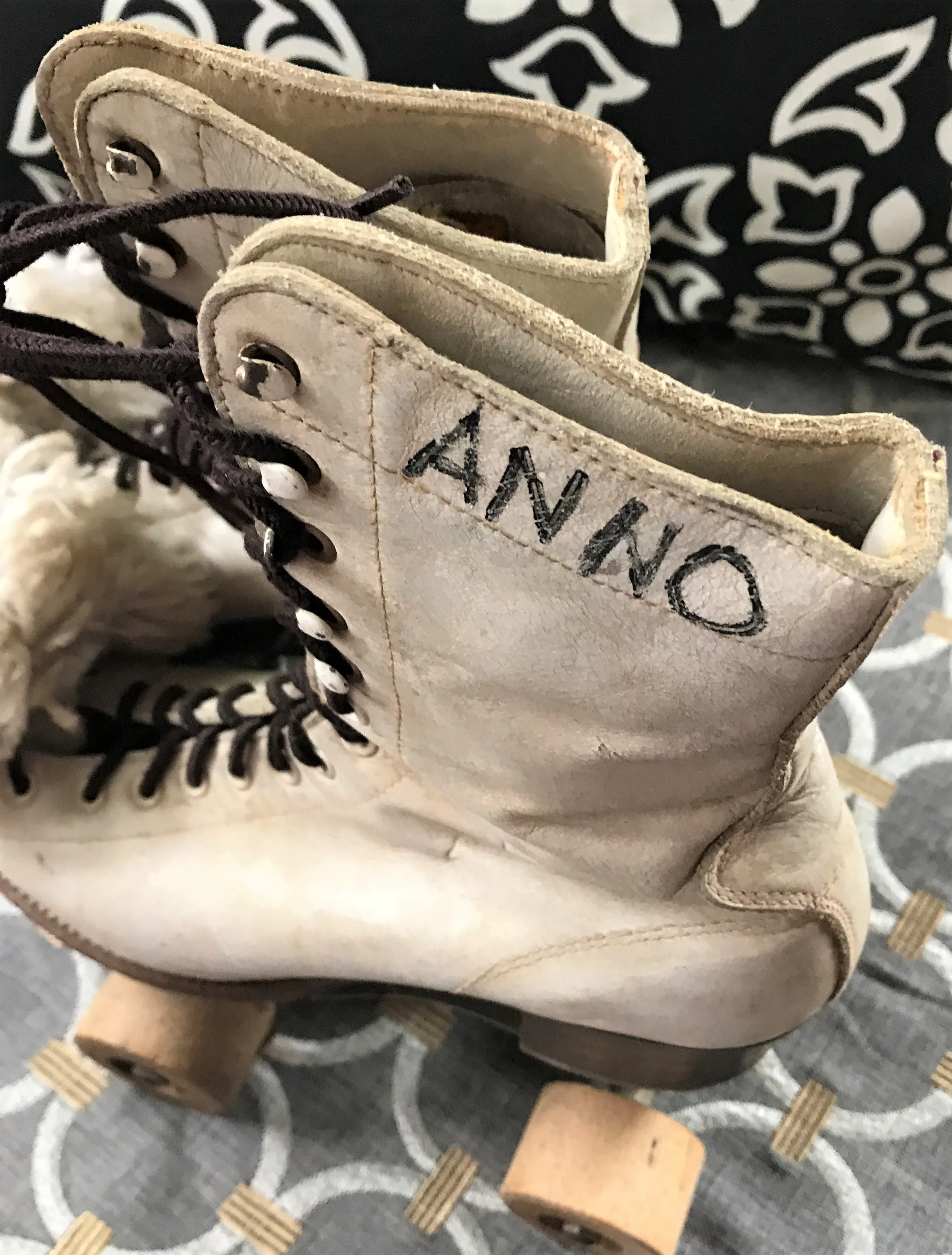 SO CHARMING! VINTAGE WOMEN'S/GIRL'S CHICAGO ROLLER SKATES WITH WOODEN WHEELS