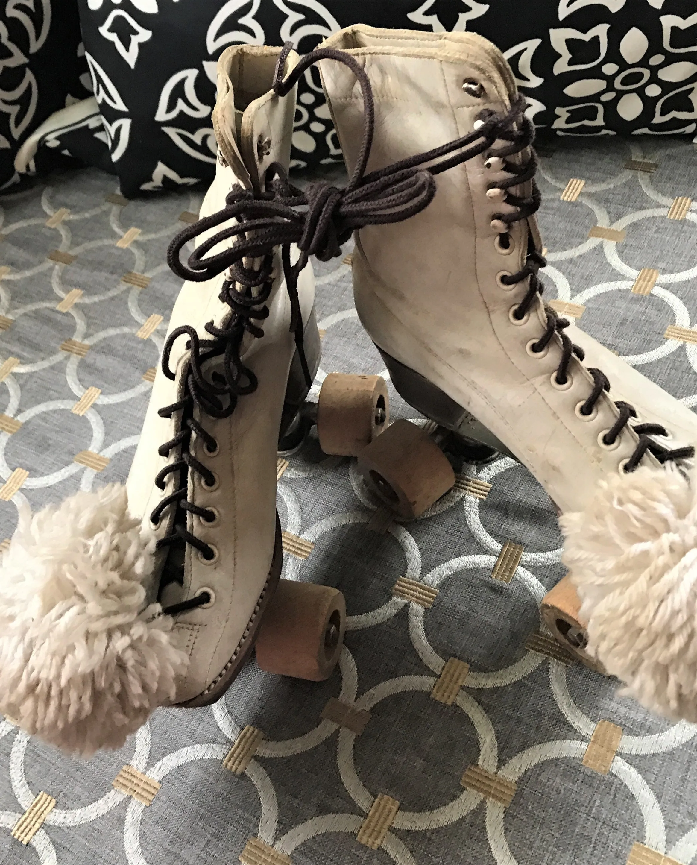 SO CHARMING! VINTAGE WOMEN'S/GIRL'S CHICAGO ROLLER SKATES WITH WOODEN WHEELS