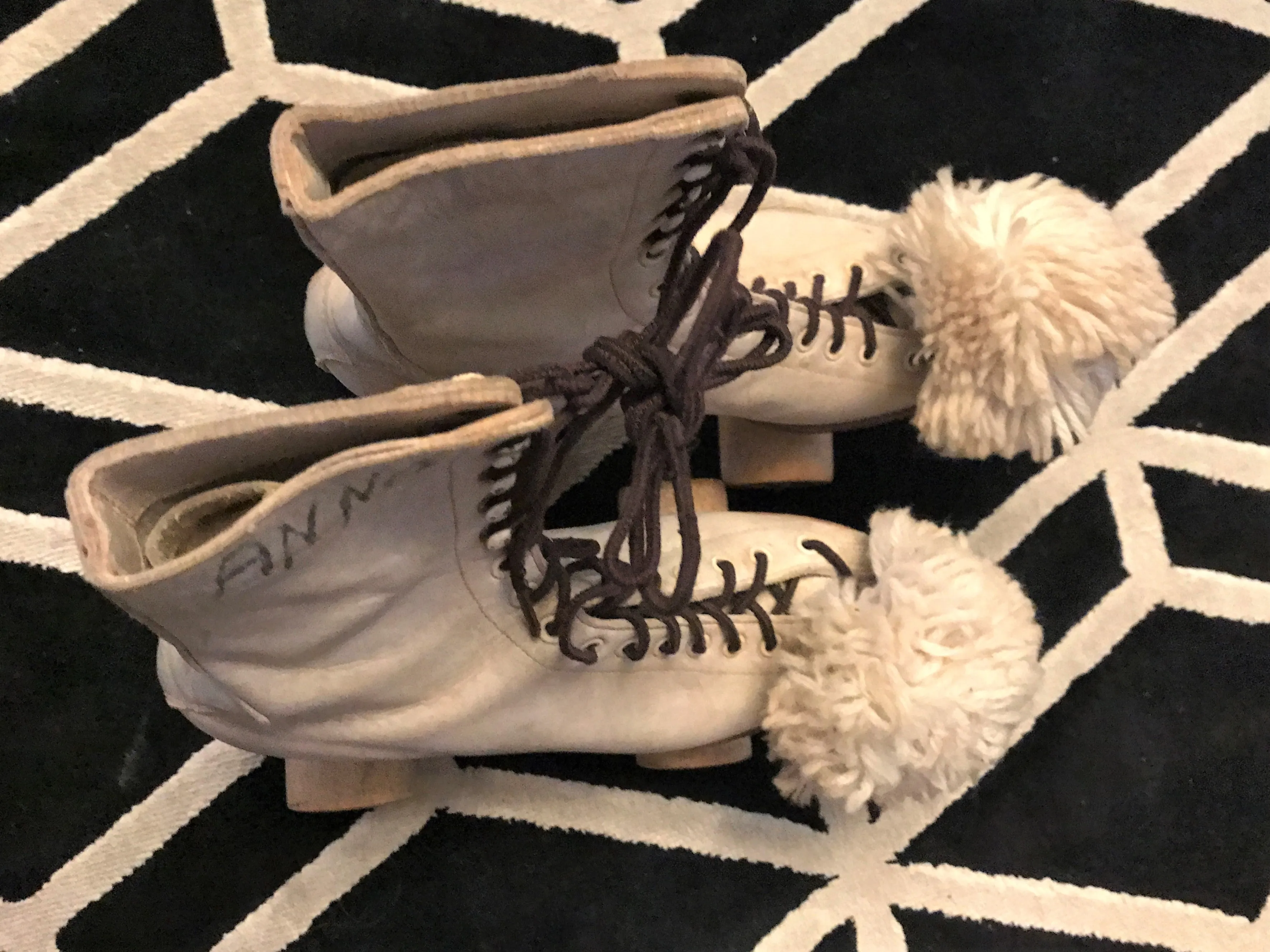 SO CHARMING! VINTAGE WOMEN'S/GIRL'S CHICAGO ROLLER SKATES WITH WOODEN WHEELS