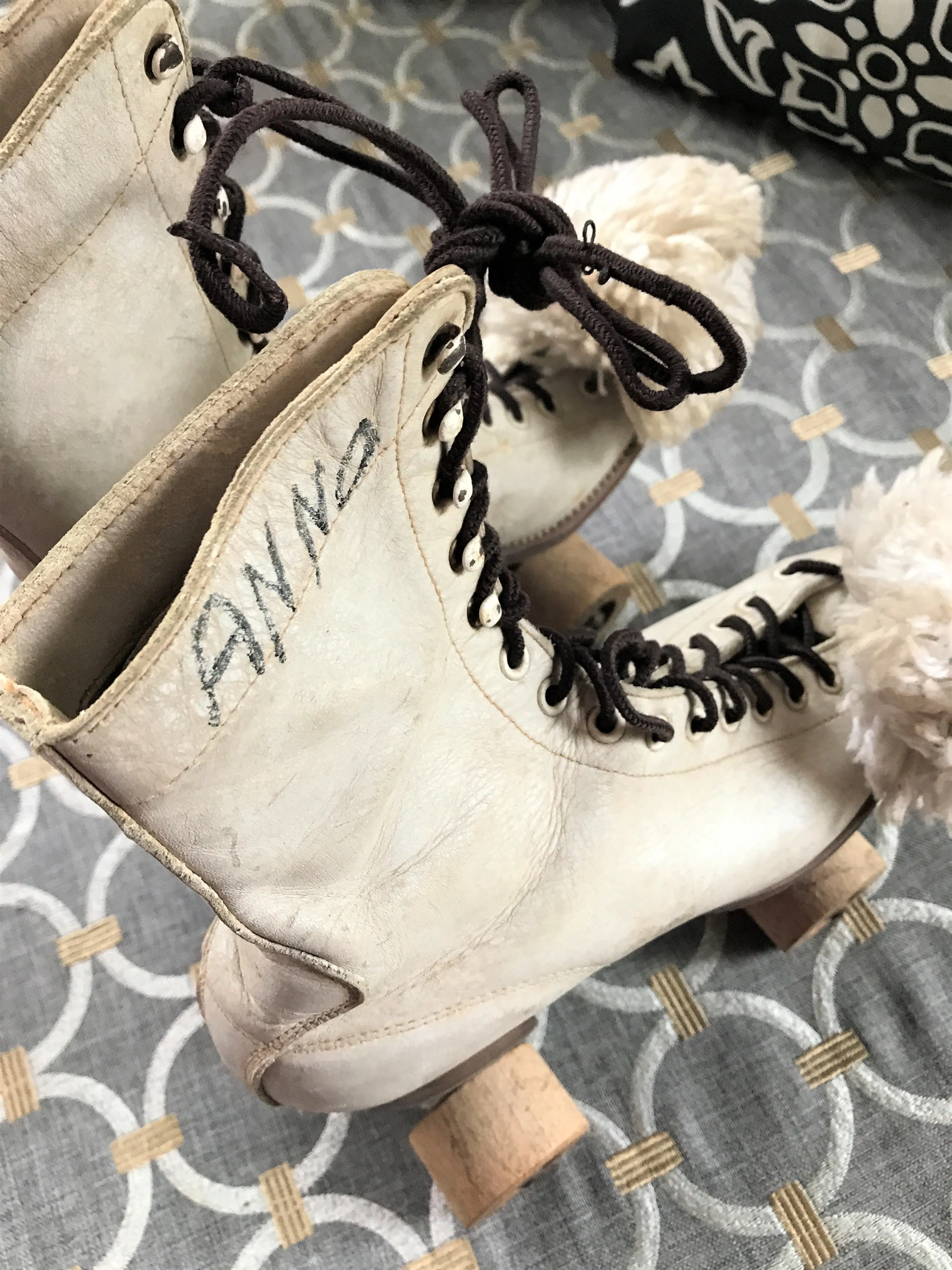 SO CHARMING! VINTAGE WOMEN'S/GIRL'S CHICAGO ROLLER SKATES WITH WOODEN WHEELS
