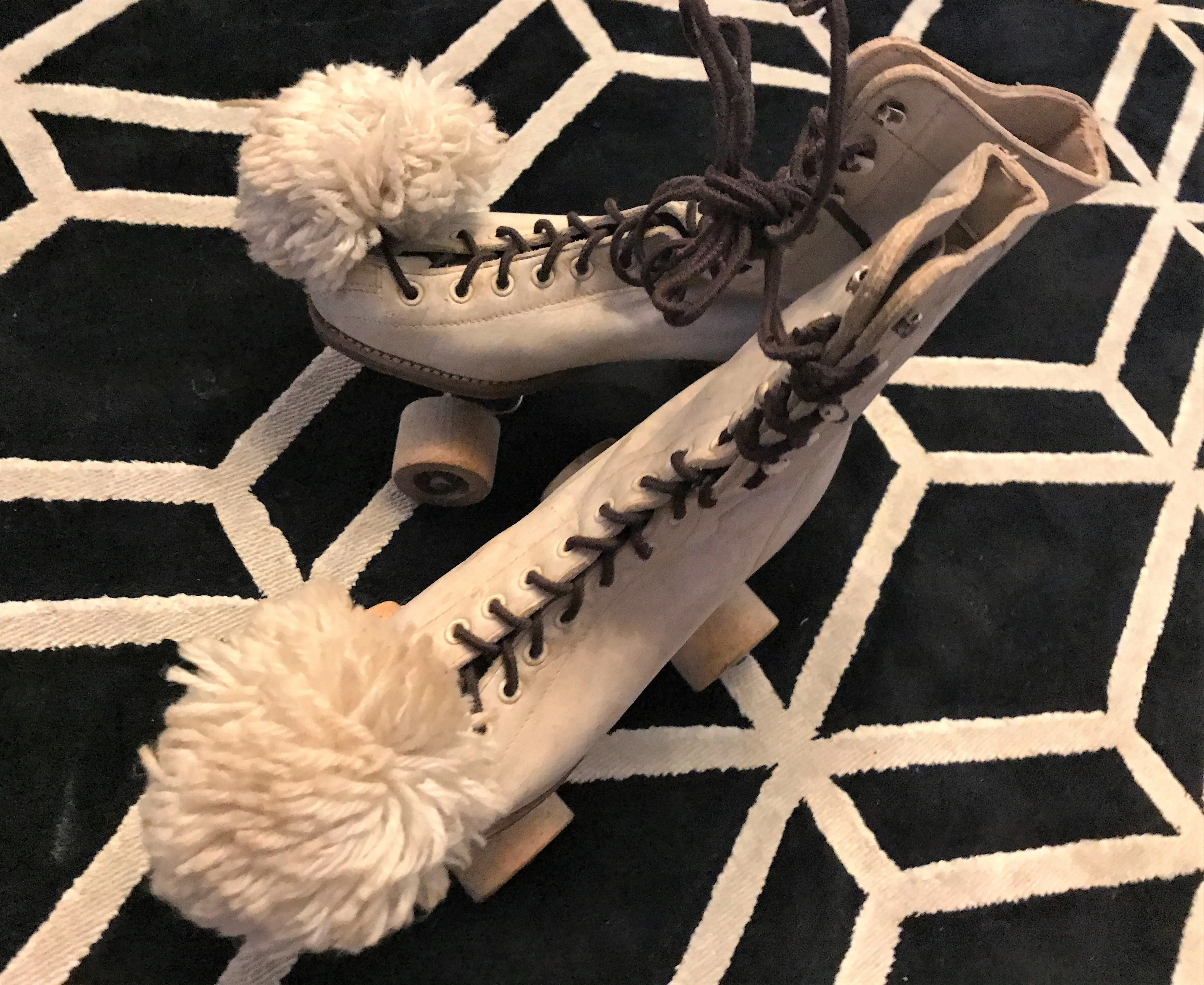 SO CHARMING! VINTAGE WOMEN'S/GIRL'S CHICAGO ROLLER SKATES WITH WOODEN WHEELS