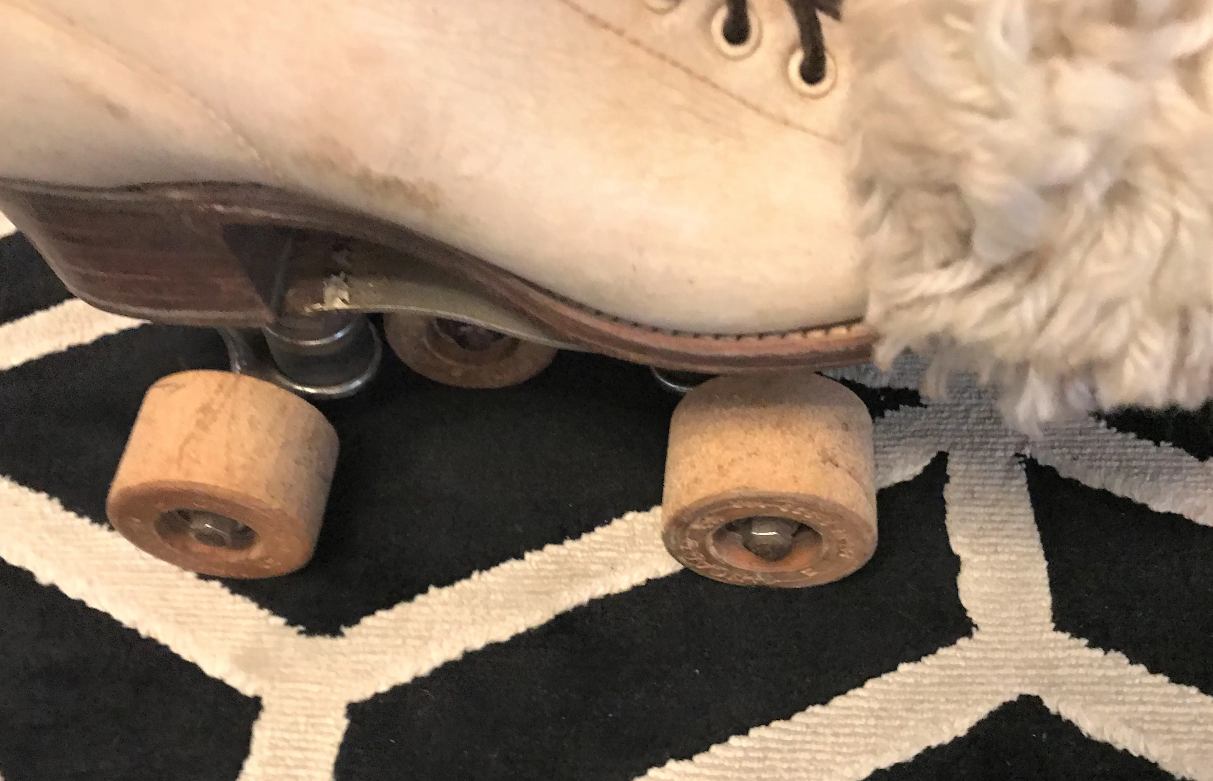 SO CHARMING! VINTAGE WOMEN'S/GIRL'S CHICAGO ROLLER SKATES WITH WOODEN WHEELS